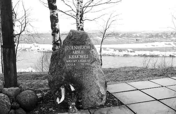 Памятный камень в Ёгле: 
Солдатам Армии Крайовой. Друзья и родные